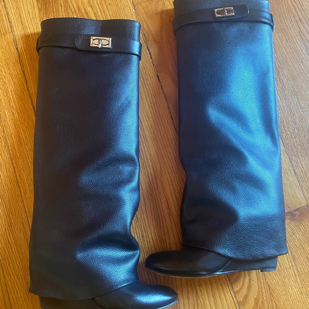 Shark Lock Wedge Boots Black